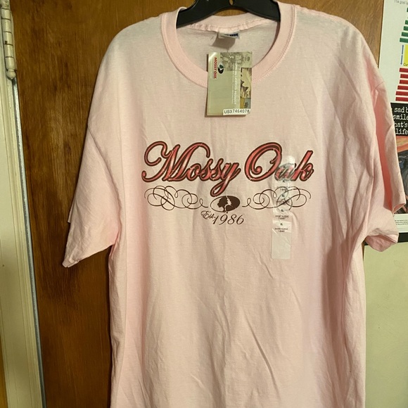 Ladies short sleeved XL pink top with Mossy Oak logo. - Picture 2 of 9